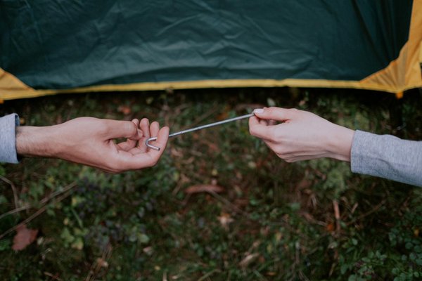 Comment choisir un équipement de camping adapté pour une randonnée en région karstique?