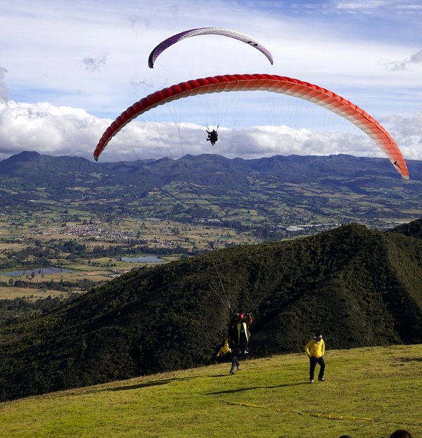 Survolez les alpes avec avialpes: circuits et initiations